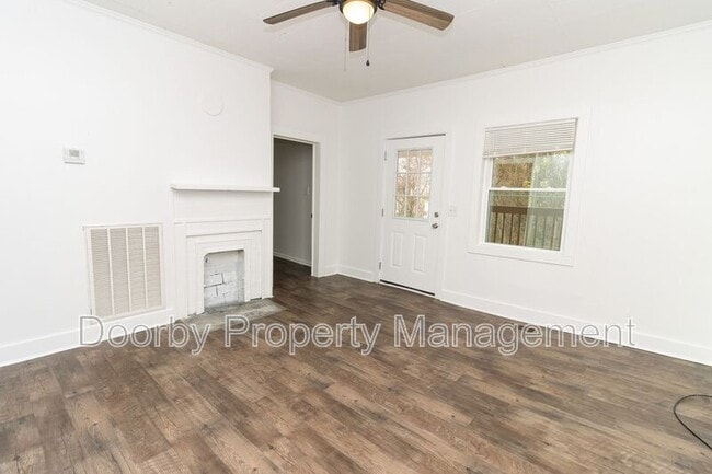 Photo - 1123 Lang St SE