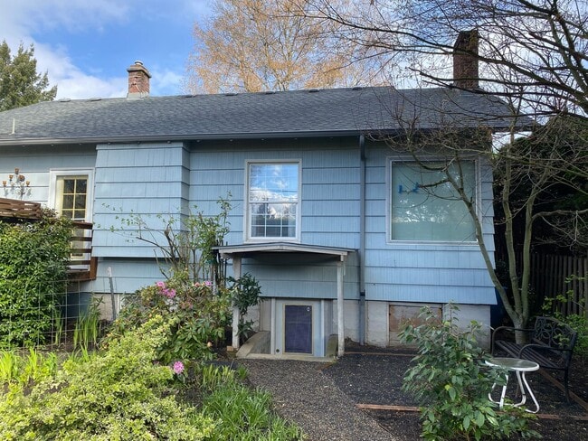 Building Photo - Spacious Milwaukie Studio Rental