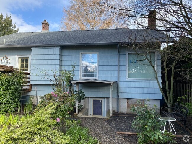 Building Photo - Spacious Milwaukie Studio Rental