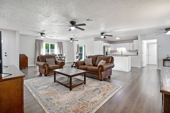 Building Photo - 403 E Lake Dr Rental