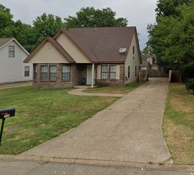 Building Photo - 3 Bed / 2 Bath off of South Caraway Available Now