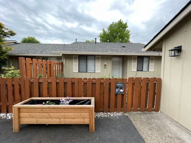 Building Photo - Charming 2 Bed, 1 Bath Ranch Condo in Hill...