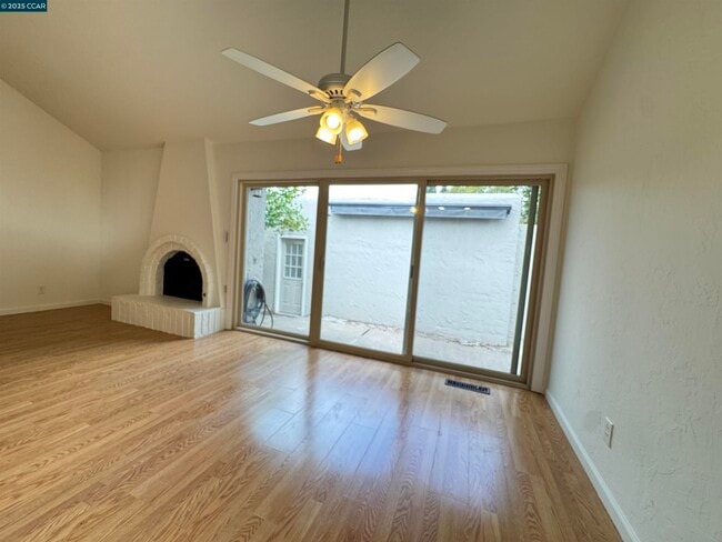 Photo - 1447 Cam Peral