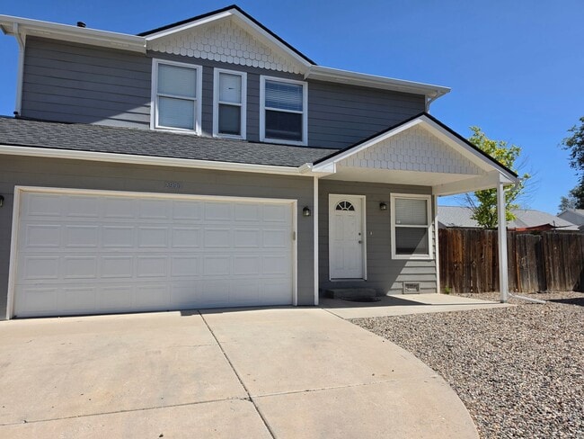 Building Photo - 4 bed 2 1/2 bath home off 30 Rd and Orchard