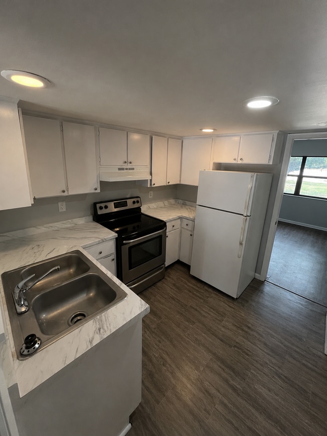 Building Photo - NICE 1BR/1BA Apt!! WATER & SEWER INCLUDED!! Come Home to Quiet with a Convenient Central Lakeland... Unit 525 Morgan Apt 2