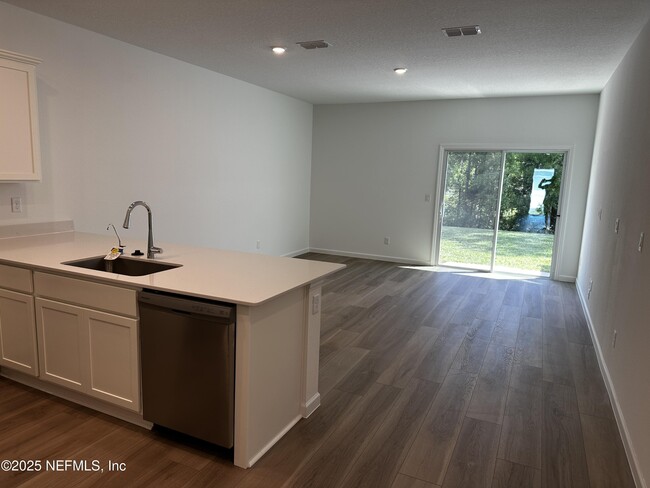 Photo - 611 Holly Lks Dr