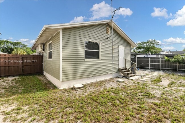 Photo - 3633 SW 12th Ct Unidad 2