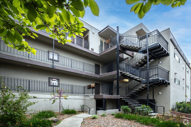 Escalera del patio del edificio 2015