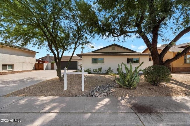 8737 E Rose Ln