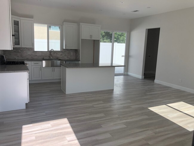 SALA DE ESTAR/COCINA - 7817 Genesta Ave