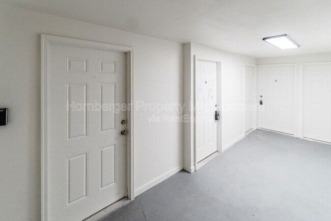 Photo - 911 E Bridgeport Ave Unit B