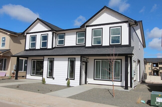 Building Photo - Modern design 3-bed, 2.5-bath duplex Unit 909 Greenfield Drive Rental