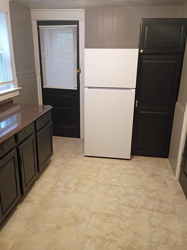 Photo - 1122 W 11th St Unit upstairs