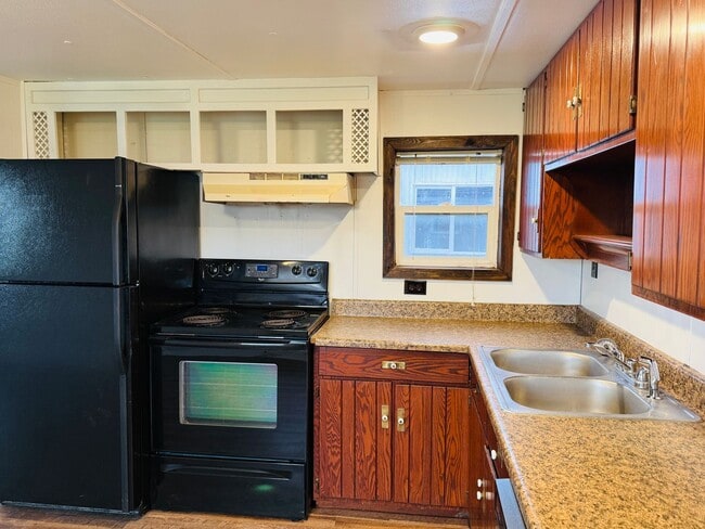 Building Photo - Pet Friendly Trailer Unit Pet Friendly 3 bedroom 2 bath