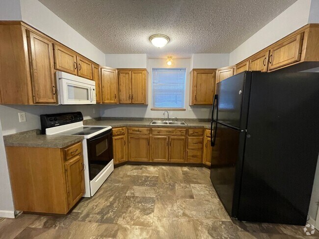 Building Photo - Lovely, Updated Townhouse