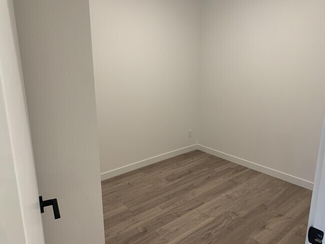 Photo - 13428 105 Ave