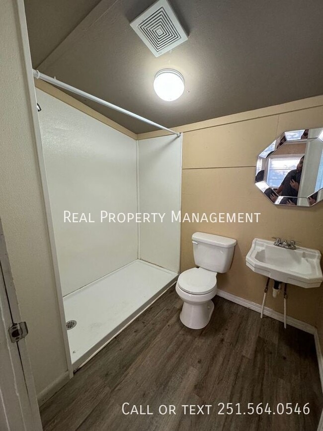 Photo - 2064 Andrews St