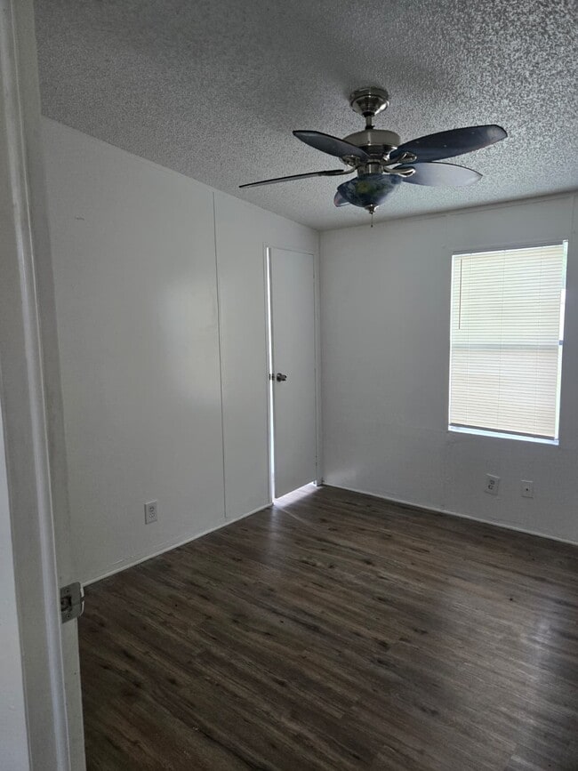 Photo - 1006 W Maxanna Blvd