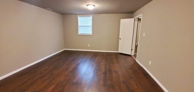 Building Photo - Large Floor Plan