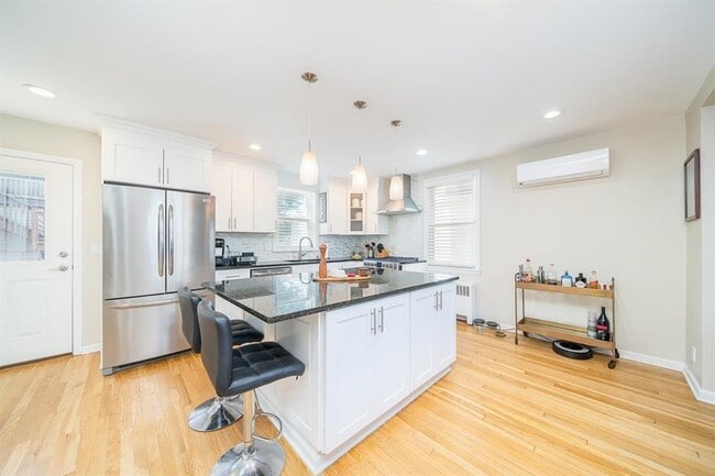 Photo - 118 W 46th St