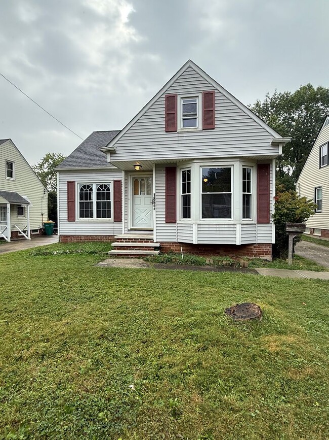 Building Photo - 4bd Single Maple Hts Water/Sewer Included