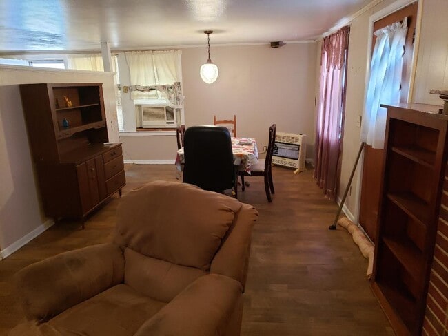 Photo - 645 W College St