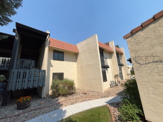 Building Photo - Looking for serenity? This is it! The outs... Rental