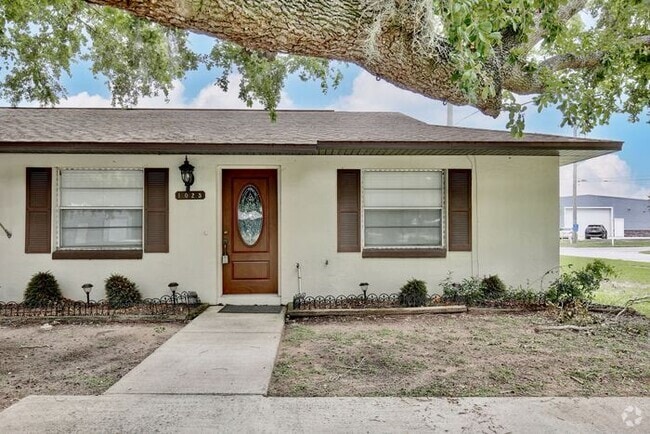Building Photo - Beautifully Renovated 2-Bedroom Duplex nea... Rental