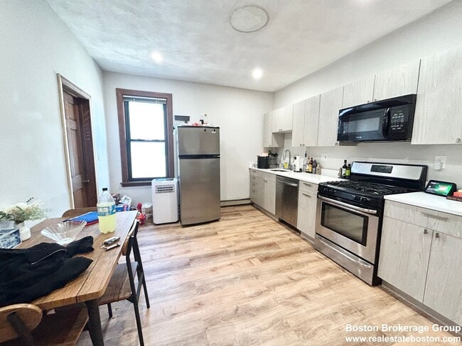 Photo - 1562 Tremont St