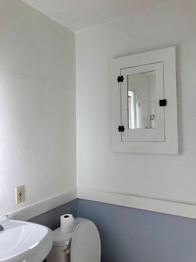 bath rm - 422 El Centro St Unit 1/2
