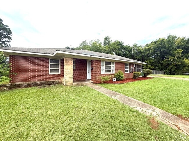 Building Photo - ** 3 Bed 1 Bath Located in Montgomery Heig... Rental