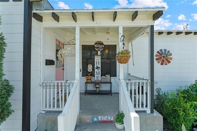 Photo - 4047 W Vanderbilt Dr