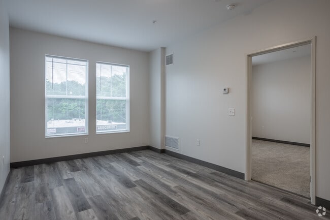 1BD, 1BA - PARKWAY - 643 SQFT