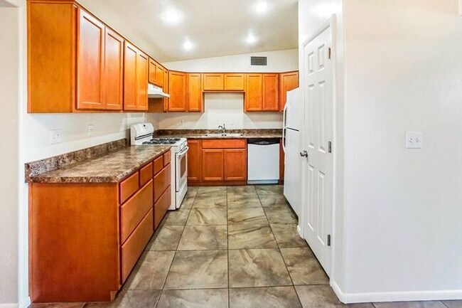 Photo - Spacious 3 Bed, 2 Bath Home Near UofA - Pe...