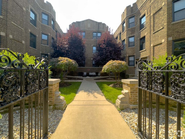 Building Photo - 637 W Cornelia Ave Rental