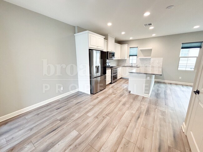 Photo - 893 Slate St