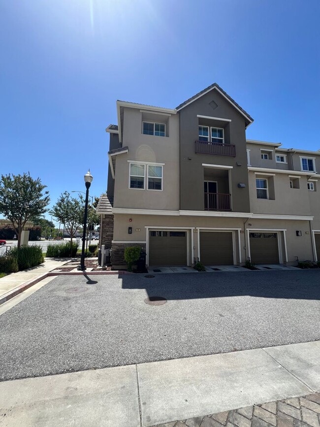 Photo - $4295-Beautiful Tri-level 3 Bed/2.5 Ba Townhome in Hampton Park/North San Jose