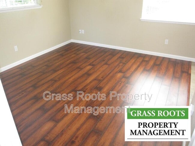 Photo - 305 N School St