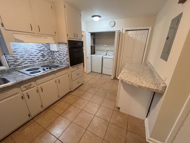 Kitchen with washer & dryer - 1405 Southland Vista Ct NE
