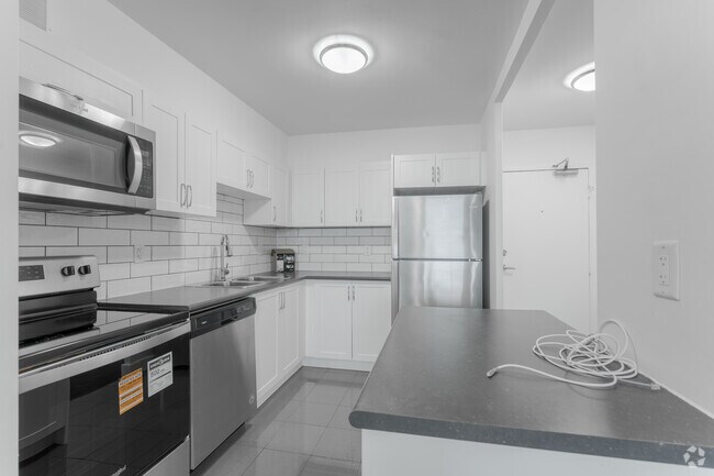 1BR, 1BA - 749SF - Kitchen - 2450 & 2460 Weston Rd