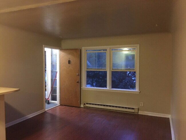 Photo - COZY 1BD/1BA LOWER SOUTH HILL APARTMENT | A/C | ON-SITE LAUNDRY | PET FRIENDLY | $200 OFF MOVE-IN... Unit 1505-D