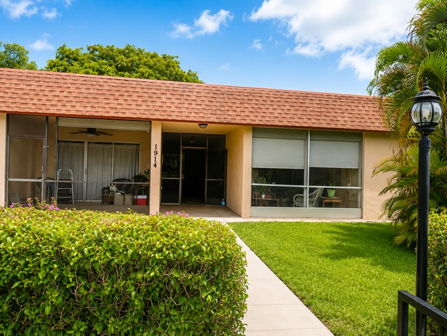 Building Photo - 1914 Palmland Dr