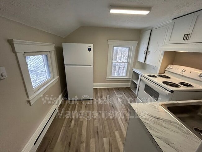 Building Photo - 102 Rush St