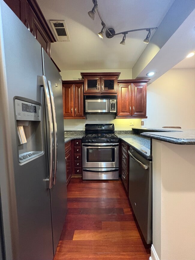 Building Photo - 100 E Brookline St Unit 1