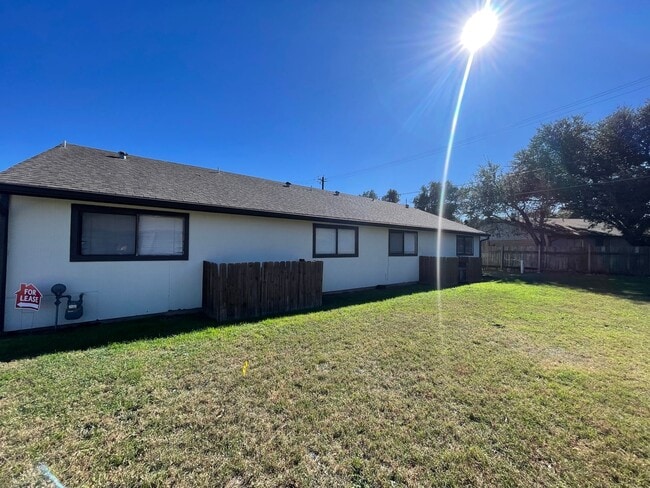 Building Photo - 2607 Ektom Dr