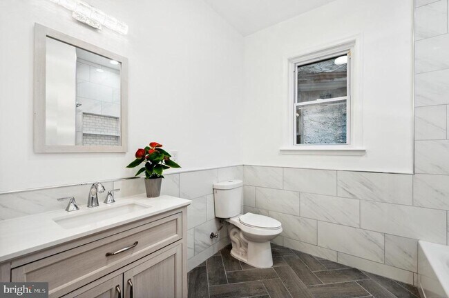 Photo - 5022 Arch St