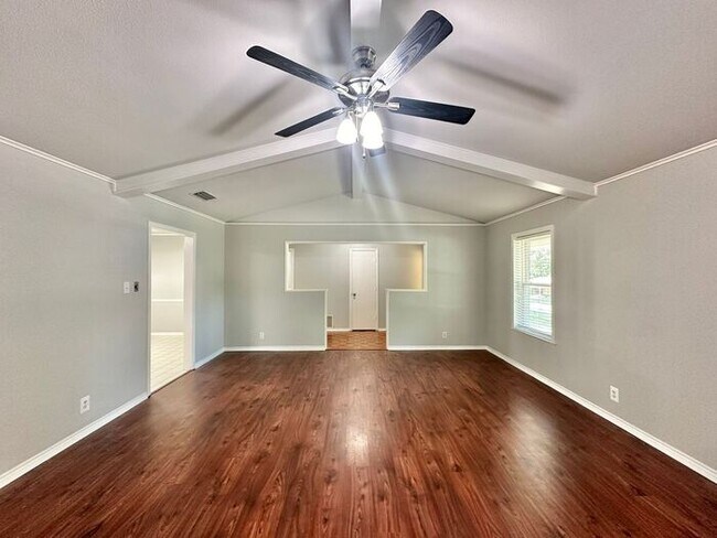 Photo - Beautiful 4 Bedroom 2 Bathroom home in Tyler!