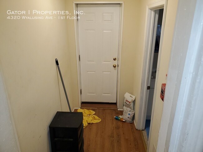 Photo - LARGE 1 Bedroom, renovated! FOR RENT!! Unit 1st Floor