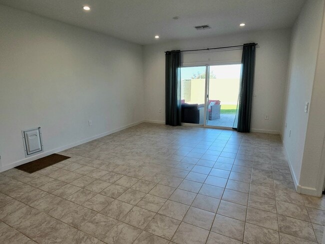 Photo - 3-bedroom home In Superstition Vistas, just 2 years new