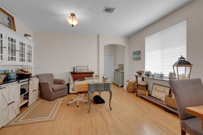 Photo - 899 Phoenix Way